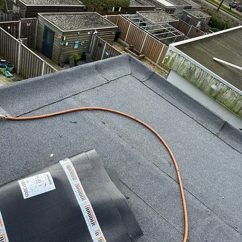Nieuw bitumen dak op een woning