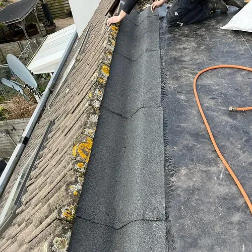 Platte dak met nieuwe bitumen