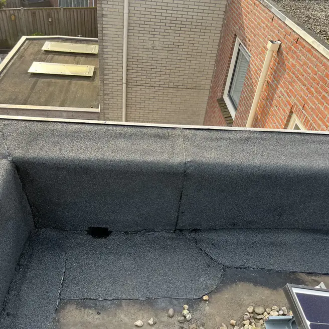 Bitumen dakrand afgewerkt door PR Dakwerken